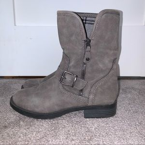 Short grey boots with heel